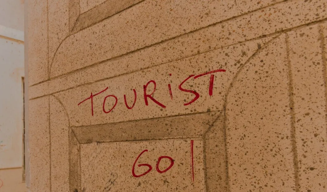 PŘÍČINY A PROJEVY TURISTOFOBIE