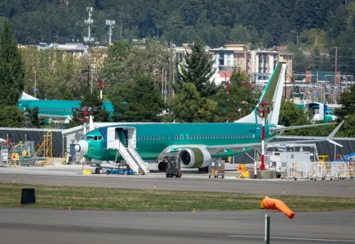 BOEING: KRITIZOVANÝ B737 MAX STÁLE POD TLAKEM